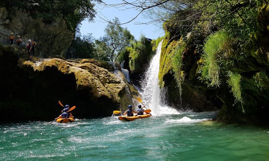 Safari en kayak sur la rivière Mrežnica à Slunj, Croatie