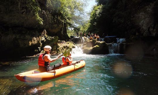 Safari en kayak sur la rivière Mrežnica à Slunj, Croatie