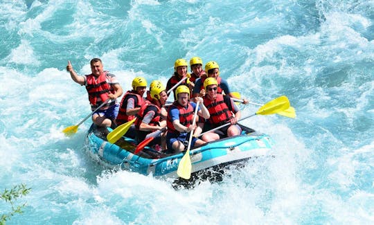 Incrível rafting em águas brancas em Antalya, Turquia