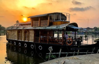 Perfect 6 person Houseboat rental in Alappuzha, Kerala