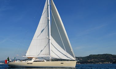 Louez un monocoque de croisière de 72 pieds en Sicile, en Toscane, sur la côte amalfitaine, en Corse, en Sardaigne et sur la Côte d'Azur