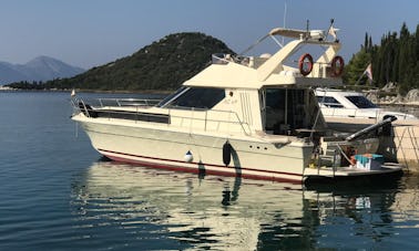 Charer a Azimut 43 Motor Yacht for 8 People in Opuzen