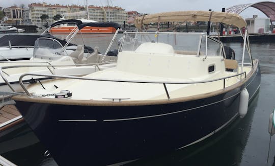 27' Rhea Getaway Motor Yacht Rental in Hendaye, France