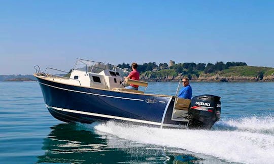 27' Rhea Getaway Motor Yacht Rental in Hendaye, France