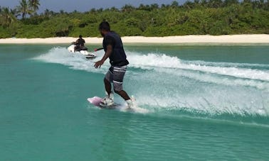 Du wakeboard sur la magnifique plage de Kelaa, aux Maldives !