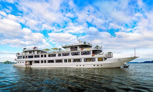 Silversea Cruise, Power Mega Yacht in Hạ Long, Vietnam