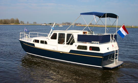 33' Motor Yacht Rental in Terherne