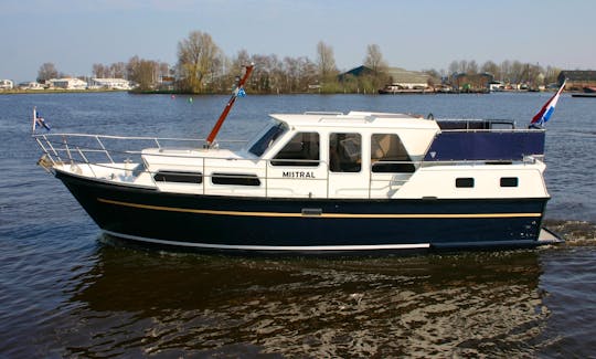 31' Motor Yacht Rental in Terherne