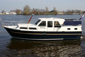 31' Motor Yacht Rental in Terherne