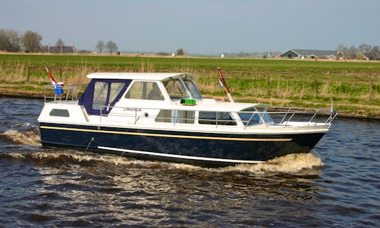 27' Tjeukemeer 900 Motor Yacht Rental in Friesland, Netherlands