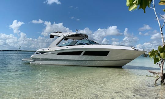 Fourwinns H35 Motor Yacht for Rent in Cancún, Mexico