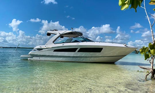 Fourwinns H35 Motor Yacht for Rent in Cancún, Mexico
