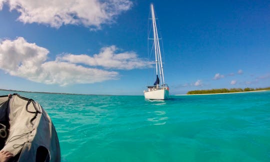 Sailing yacht sauvage exploration action cruises in Tuamotu islands French Polynesia