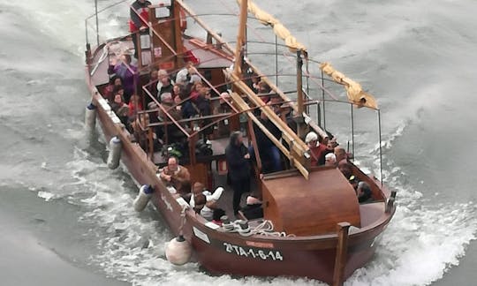 Lo Sirgador sailing on river Ebro from Tortosa