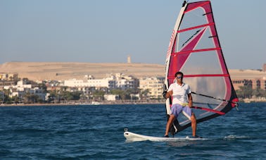 Increíble windsurf con los instructores de WWS del equipo Kite-Active en el Mar Rojo, Hurghada