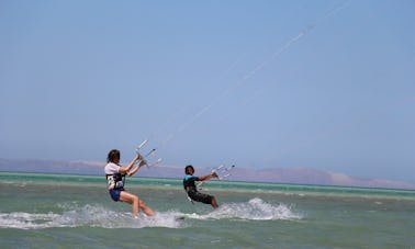 Kiteboarding com instrutor IKO da equipe Kite-Active em Red Sea Hurghada