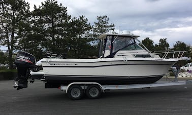 Excursión guiada de pesca de salmones en la consola central Grady White de 24 pies en Comox