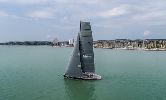 ハンガリー、バラトンフレドでのRC44セイルレンタル（10人用）