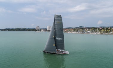 ハンガリー、バラトンフレドでのRC44セイルレンタル（10人用）