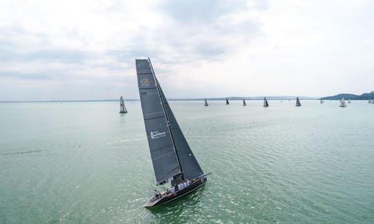 ハンガリー、バラトンフレドでのRC44セイルレンタル（10人用）