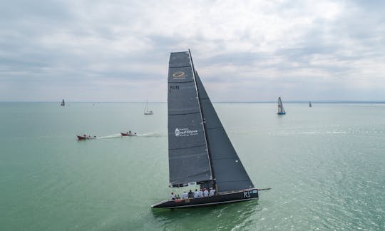 ハンガリー、バラトンフレドでのRC44セイルレンタル（10人用）