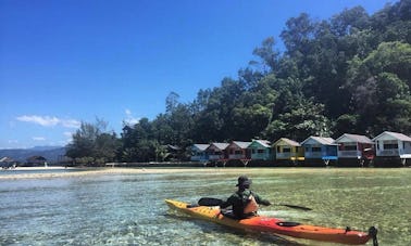 Kayak et plongée avec tuba guidée sur l'île de Dinawan, Sabah.