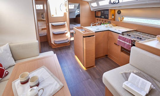 Sun Odyssey 410 (built 2019) in Alimos