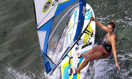 Aula de windsurf e aluguel em Izmir, Turquia