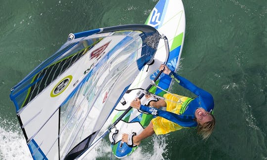 Aula de windsurf e aluguel em Izmir, Turquia