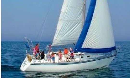 Private Cruise onboard Hunter Legend Sailboat in Chicago