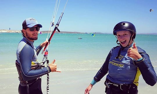 Lección de kitesurf con equipo de kitesurf Duotone e instructor certificado por IKO en Langebaan