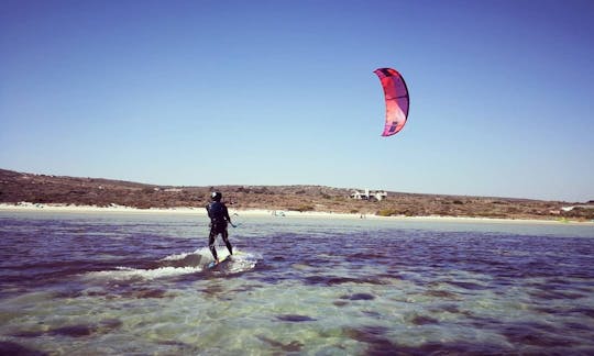 Lección de kitesurf con equipo de kitesurf Duotone e instructor certificado por IKO en Langebaan