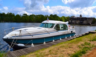 36' Canal Boat to Cruise Anjou (6/9 persons)