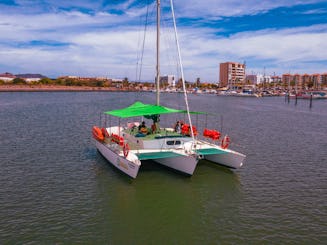 Trimaran à voile Trireme 43 24 m dans la ville animée de Mazatlan