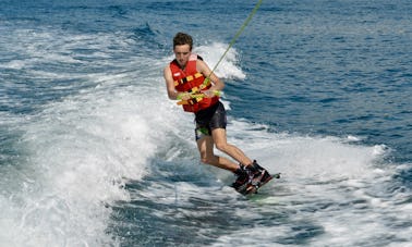 Profitez d'heures exaltantes de wakeboard à Saint-Tropez, en France