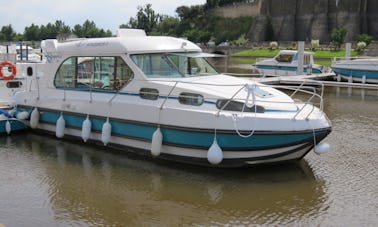 Barco por el canal para explorar Anjou (4/8 personas)