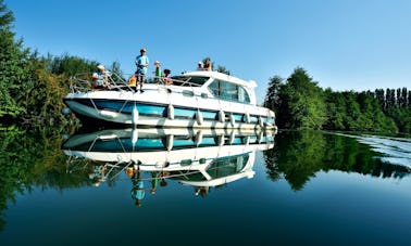 Barco por el canal para explorar Anjou (6/10 personas)