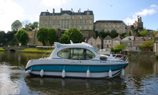 Canal Yacht to explore Anjou (2/4 persons)