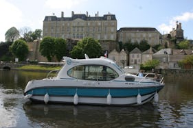 Canal Yacht to explore Anjou (2/4 persons)