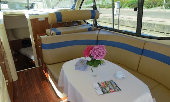 Canal Yacht to explore Anjou (2/4 persons)