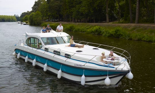 Canal Yacht to explore Anjou (6/8 persons)