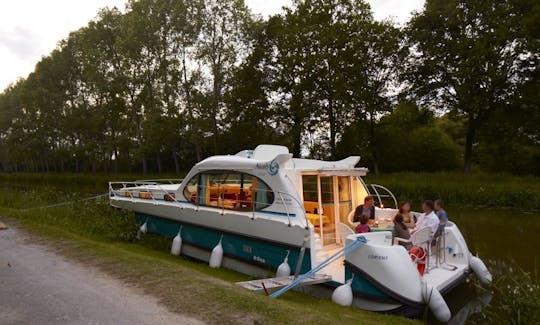 Canal Yacht to explore Anjou (6/8 persons)