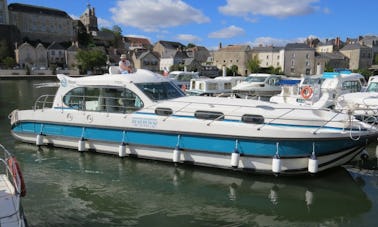 Yacht à moteur sur le canal pour découvrir l'Anjou (8/10 personnes)