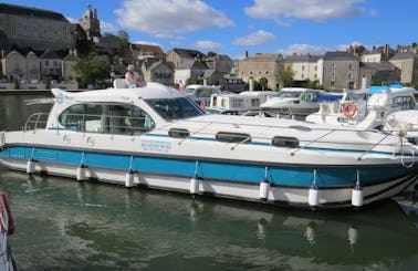 Canal Motor Yacht to explore Anjou (8/10 persons)