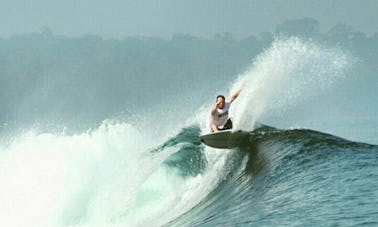 Apprenez à surfer avec bonheur sur la plage de Carita en Indonésie