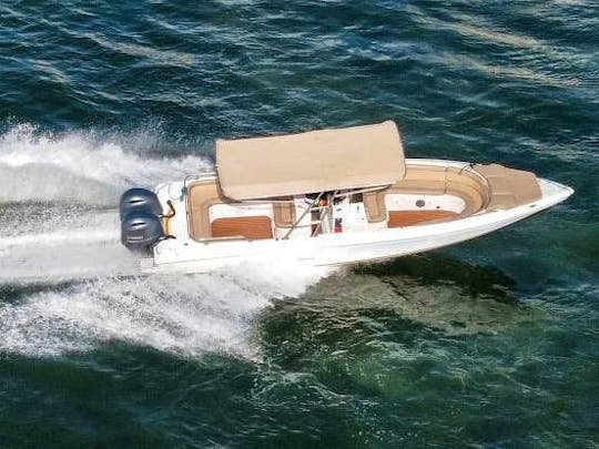 Private Donzi 28 ZXO Boat for island hopping in Cartagena de Indias