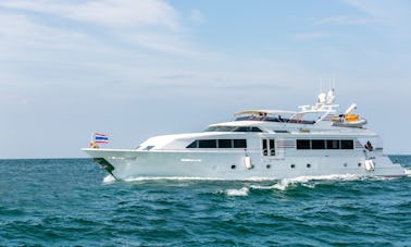 Magnifique superyacht de luxe Broward de 110 pieds à louer à Pattaya, Thaïlande