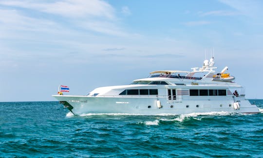 Superyacht Cachée
Broward USA 110 Ft.,Pattaya