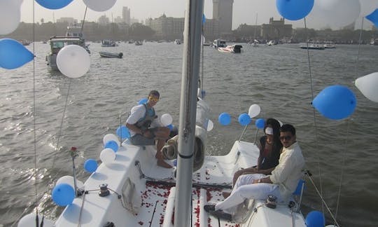 Traversée du port sur le yacht Beneteau 7.5 de Mumbai à Mandwa