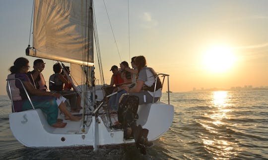 Traversée du port sur le yacht Beneteau 7.5 de Mumbai à Mandwa